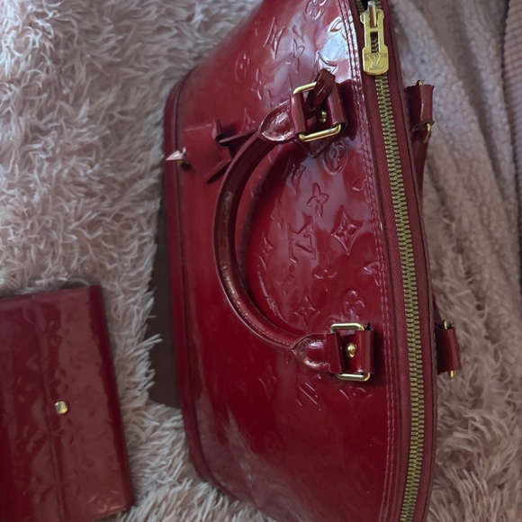 Authentic Louis Vuitton Alma GM Vernis leather in Pomme D’Amour Red color - Picture 8 of 9